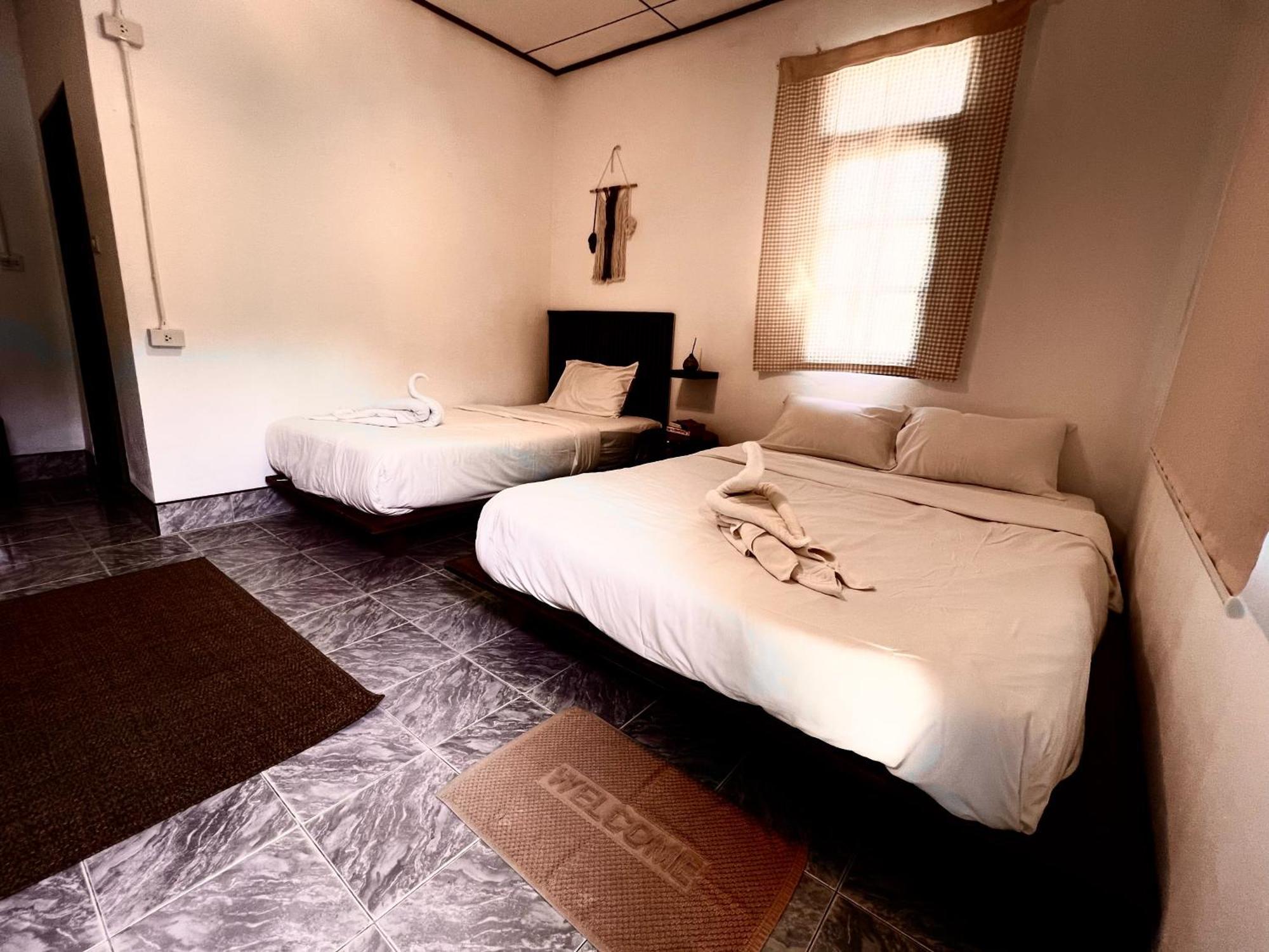 The Wave Haad Rin Hostel Room photo